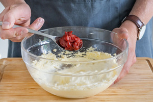 Tomatenmark zur Butter geben