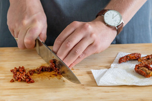 getrocknete Tomaten klein schneiden