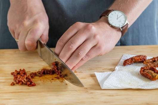 getrocknete Tomaten klein schneiden