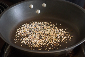 Sesam in Pfanne rösten