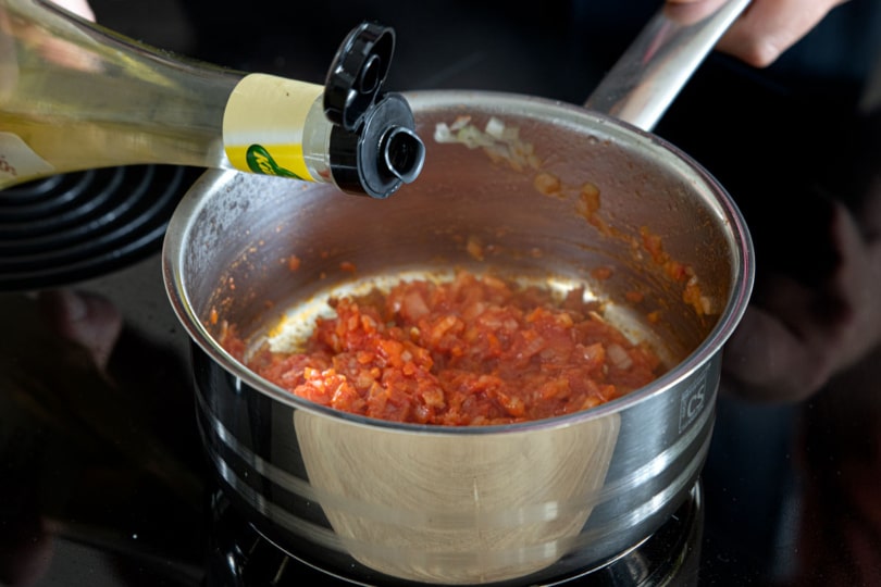 Tomatenchutney mit Essig ablöschen