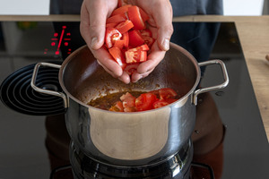 Tomaten in den Topf geben