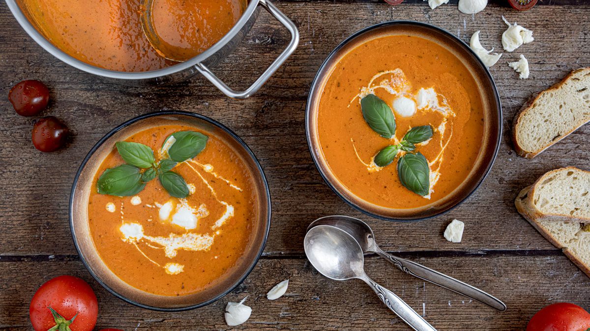 Tomatencremesuppe mit frischen Tomaten & Mozzarella | Rezept - eat.de