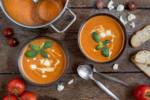 Tomatencremesuppe mit frischen Tomaten und Mozzarella