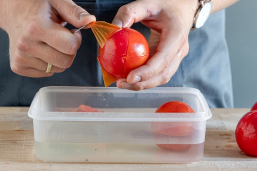 Haut von Tomaten abziehen