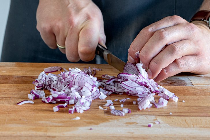 Zwiebel würfeln
