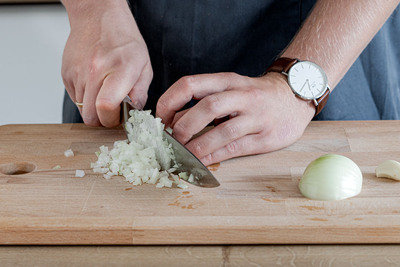 Zwiebeln und Knoblauch würfeln