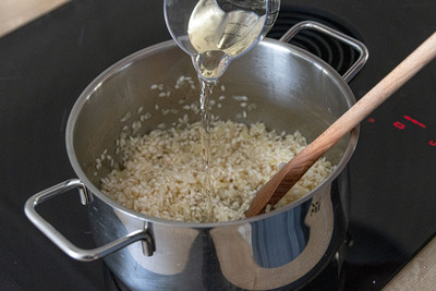 Risottoreis mit Weißwein ablöschen