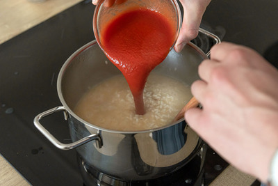 passierte Tomaten in das Risotto geben