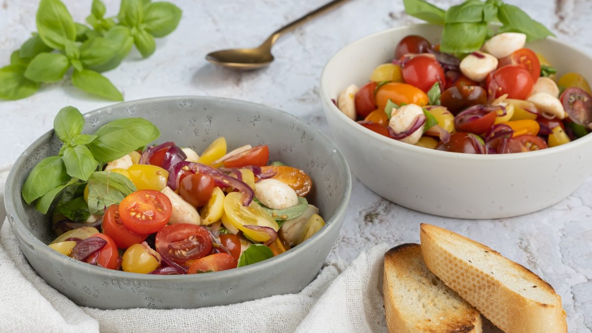 Tomatensalat mit Zwiebeln und Mozzarella | Rezept - eat.de