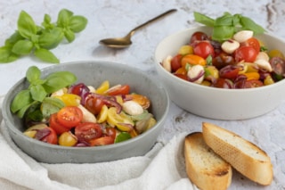 Tomatensalat mit Zwiebel und Mozzarella