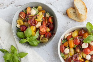 Tomatensalat mit Zwiebel und Mozzarella