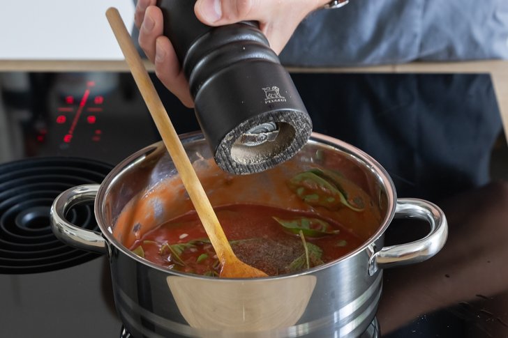 Tomatensauce würzen