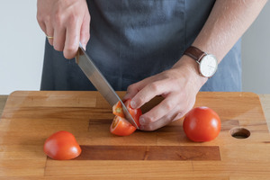 Tomatenstrunk entfernen