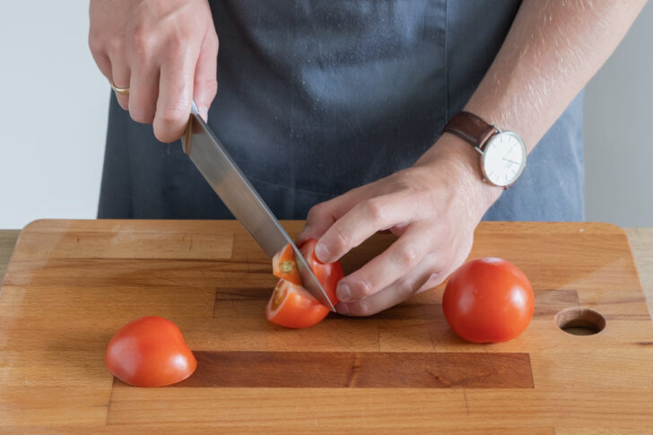 Tomatenstrunk entfernen