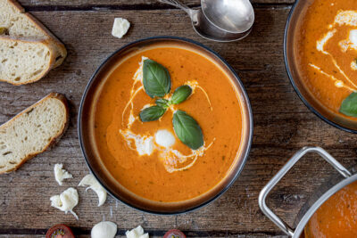 Tomatencremesuppe mit frischen Tomaten und Mozzarella