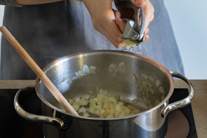 Knoblauch zu Zwiebeln pressen