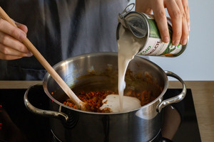 Kokosmilch hineingießen