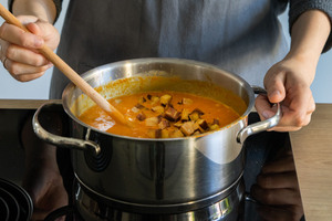 Räuchertofu in die Linsensuppe geben