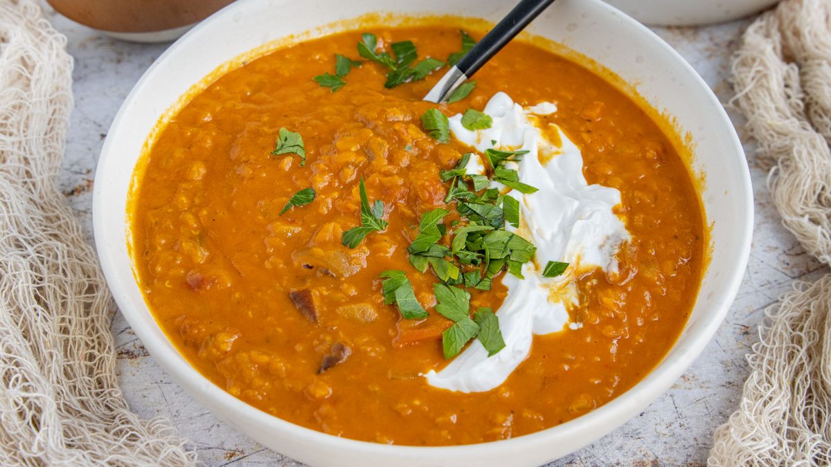 Rote Linsensuppe mit Kokosmilch: cremig & lecker