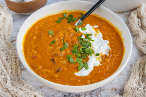Vegane rote Linsensuppe mit Kokosmilch