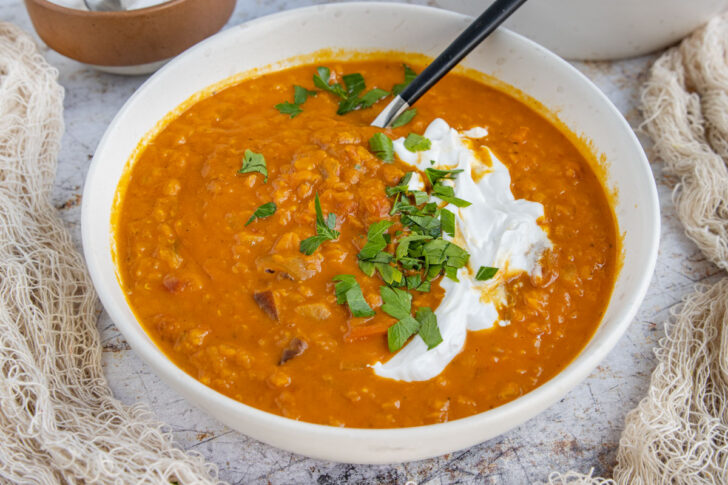 Vegane rote Linsensuppe mit Kokosmilch