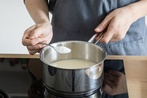 Zucker zur Hafermilch geben