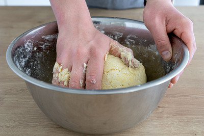 Teig für Wickelklöße kneten