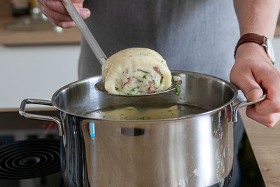 Wickelklöße mit Speck in Wasser garen
