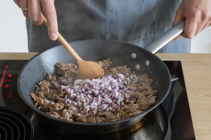 Hackfleisch mit Zwiebeln für gefüllte Paprikaanbraten