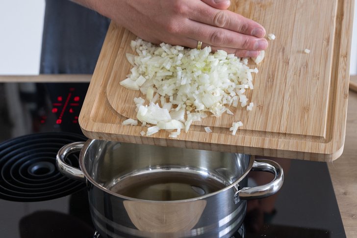 Zwiebeln mit Knoblauch anschwitzen