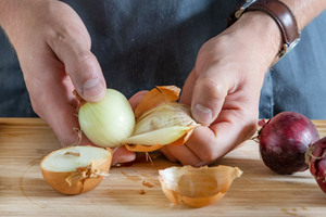 Zwiebel schälen