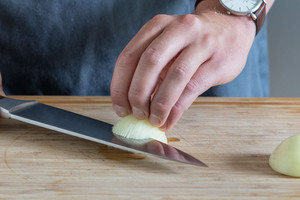 Zwiebel in Würfel schneiden