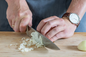 Zwiebel in Würfel schneiden
