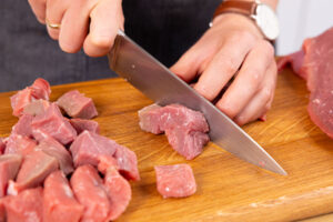 Fleisch in Stücke schneiden.