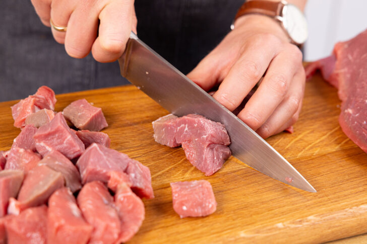Fleisch in Stücke schneiden.