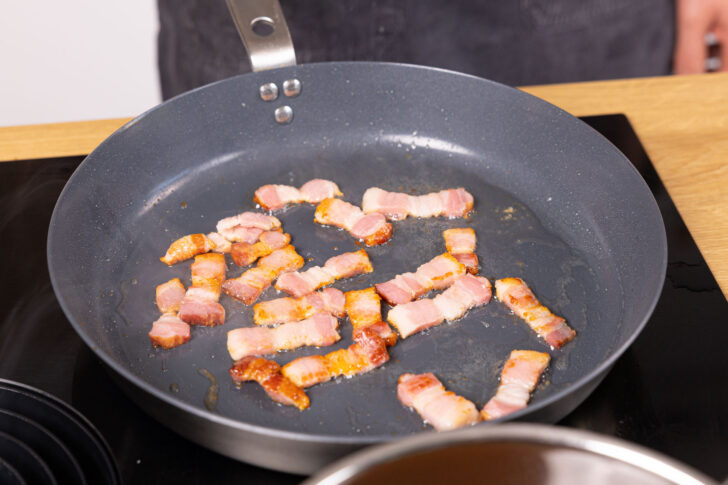 Speck auslassen.