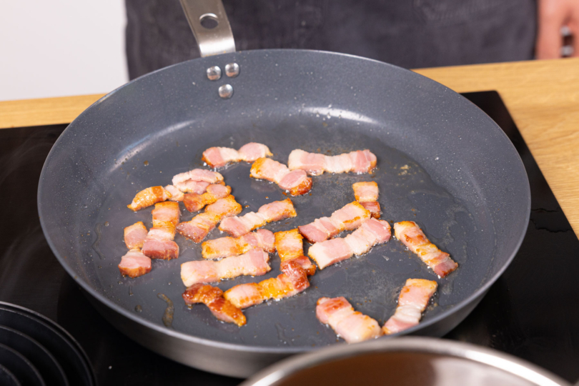 Speck auslassen.