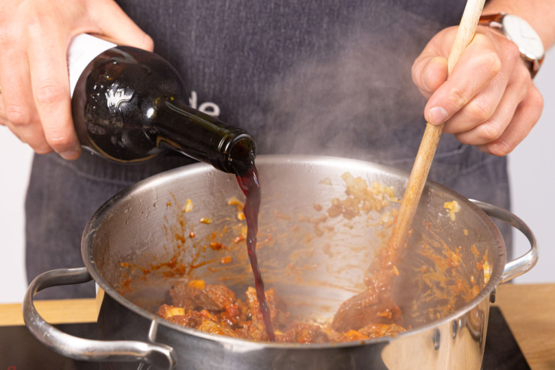 Mit Rotwein ablöschen.