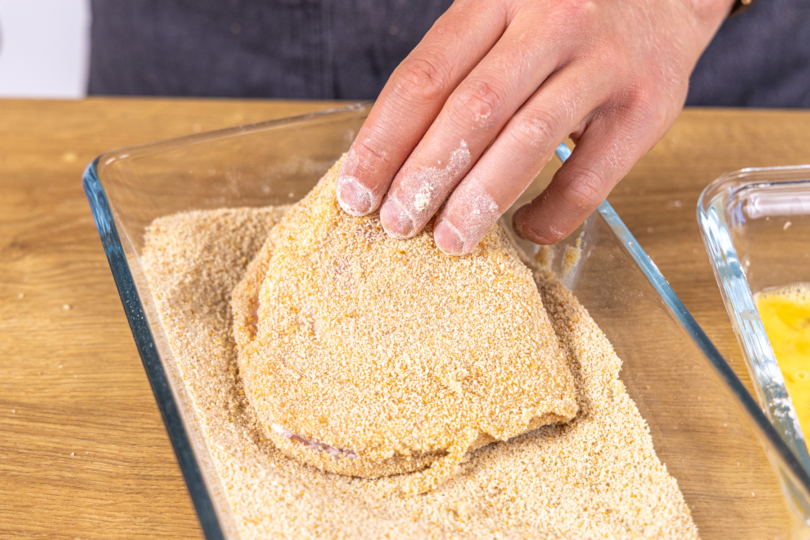 Cordon Bleu in Paniermehl wenden