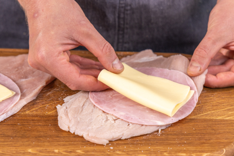 Fleisch mit Schinken und Käse belegen