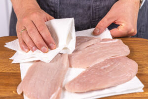 Schweinefleisch mit Küchenpapier trocken tupfen