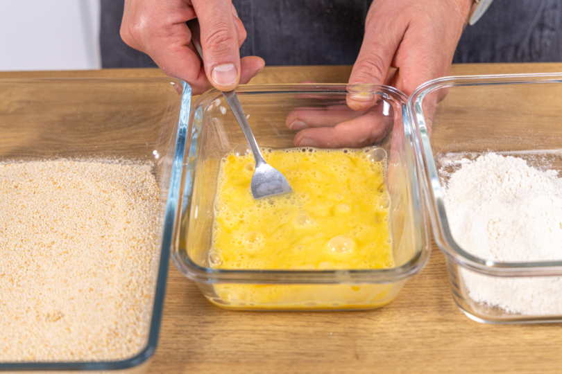 Eier für die Panierstraße verquirlen