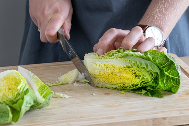 Strunk vom Salat entfernen