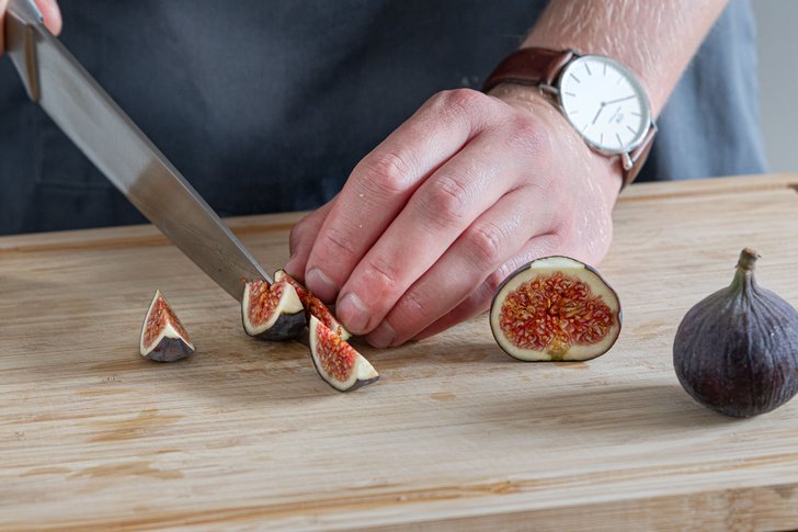 Feigen in Spalten schneiden