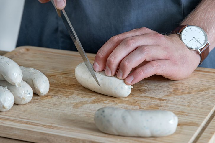 Weißwurst kreuzweise einschneiden