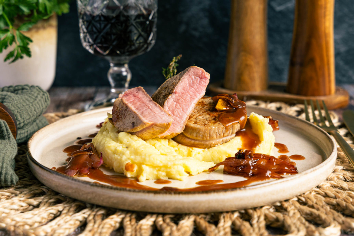 Gebratene Kalbsmedaillons mit Balsamico-Schalotten