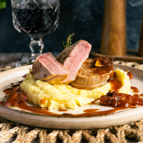 Gebratene Kalbsmedaillons mit Balsamico-Schalotten