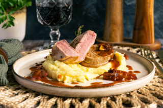 Gebratene Kalbsmedaillons mit Balsamico-Schalotten