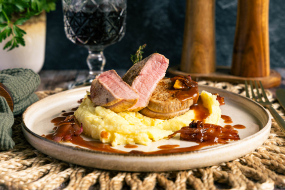 Gebratene Kalbsmedaillons mit Balsamico-Schalotten